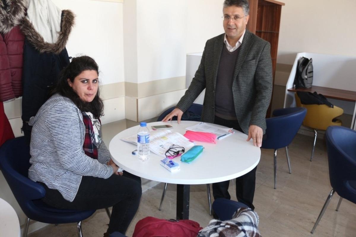 M&uuml;d&uuml;r Tun&ccedil;el&rsquo;den okul ziyareti