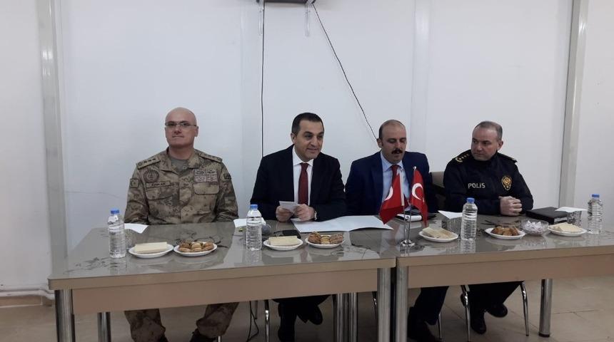 Vali &Ouml;ks&uuml;z, mahalle sakinlerini dinledi