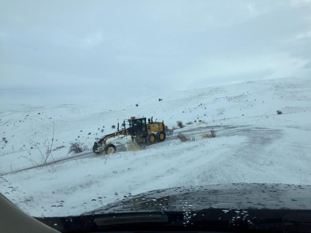 Aşkale&rsquo;de kapanan k&ouml;y yolları ulaşıma a&ccedil;ılıyor
