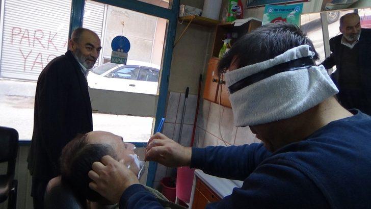 Osmaniye'deki berber, müşterilerini gözü kapalı tıraş ediyor G2