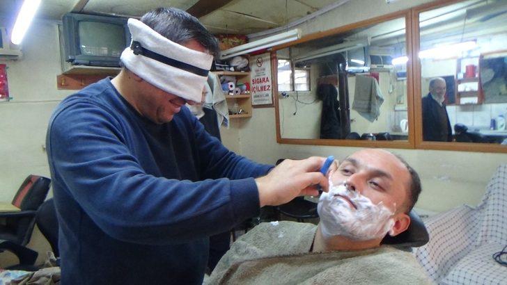 Osmaniye'deki berber, müşterilerini gözü kapalı tıraş ediyor G3