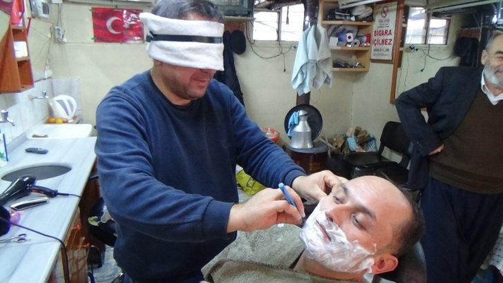 Osmaniye'deki berber, müşterilerini gözü kapalı tıraş ediyor G4