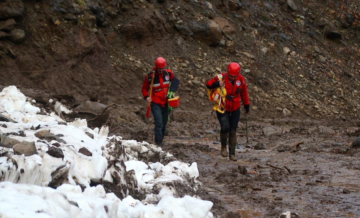 D&uuml;zce'de dereye devrilen iş makinesinin operat&ouml;r&uuml;n&uuml; arama &ccedil;alışmaları s&uuml;r&uuml;yor
