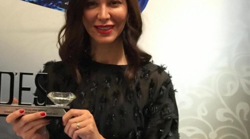 En başarılı saç ekimi kliniği Songül Alçı seçildi