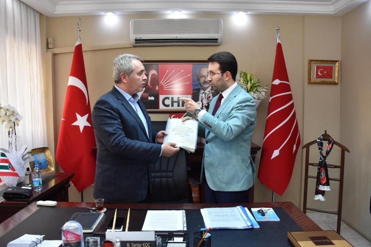 AK Partili &Ccedil;ift&ccedil;ioğlu, Cemil Tugay&rsquo;ın ger&ccedil;ekleşmeyen se&ccedil;im vaadlerini CHP&rsquo;li Ko&ccedil;&rsquo;a sundu
