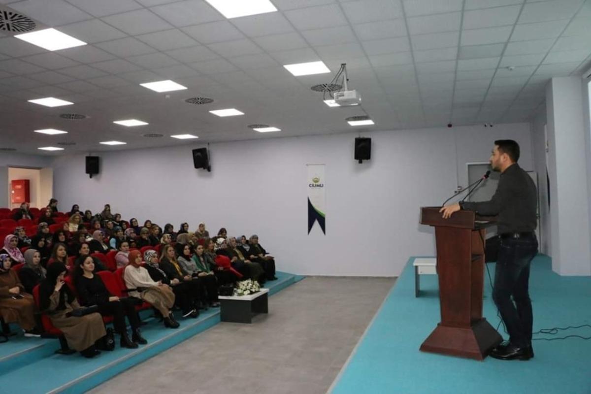 D&uuml;zceli kadınlara koruyucu aile ve aile i&ccedil;i iletişim semineri