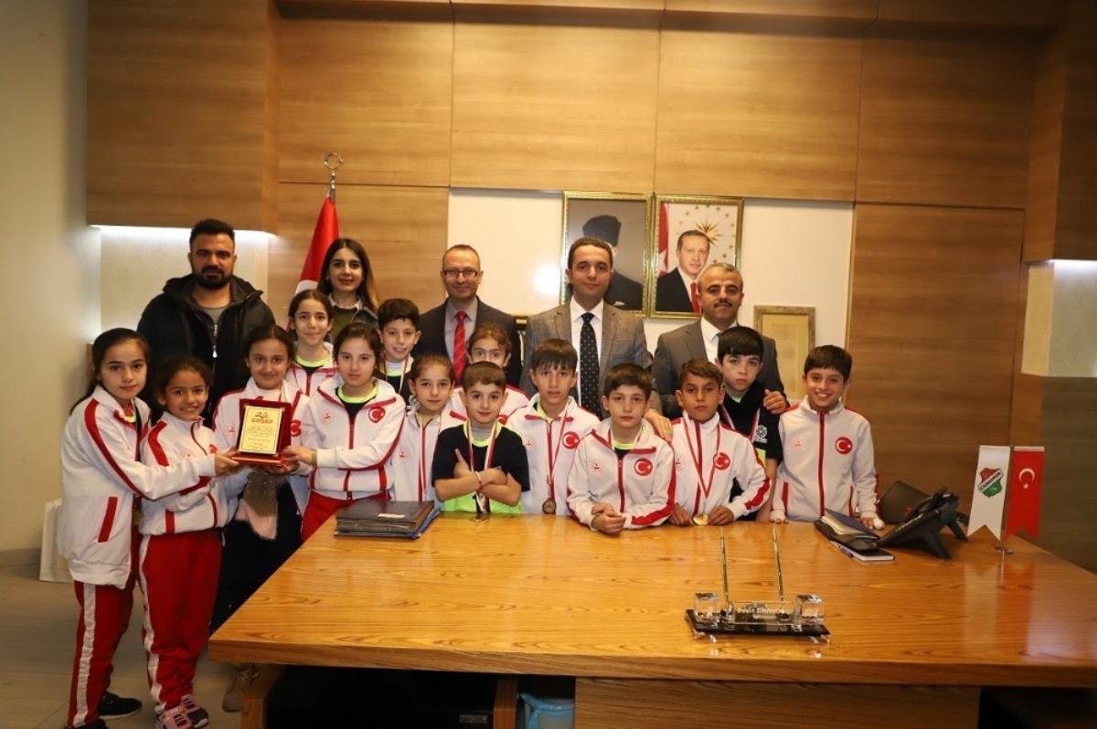 &Ccedil;ocuk oyunlarında T&uuml;rkiye 2&rsquo;ncisi olan &ouml;rencilerden Kaymakam Sinanoğlu&rsquo;na ziyaret