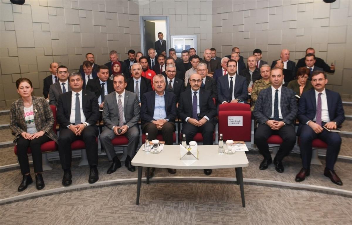 Vali Demirtaş: "Deprem &ouml;ld&uuml;rmez, bina &ouml;ld&uuml;r&uuml;r"