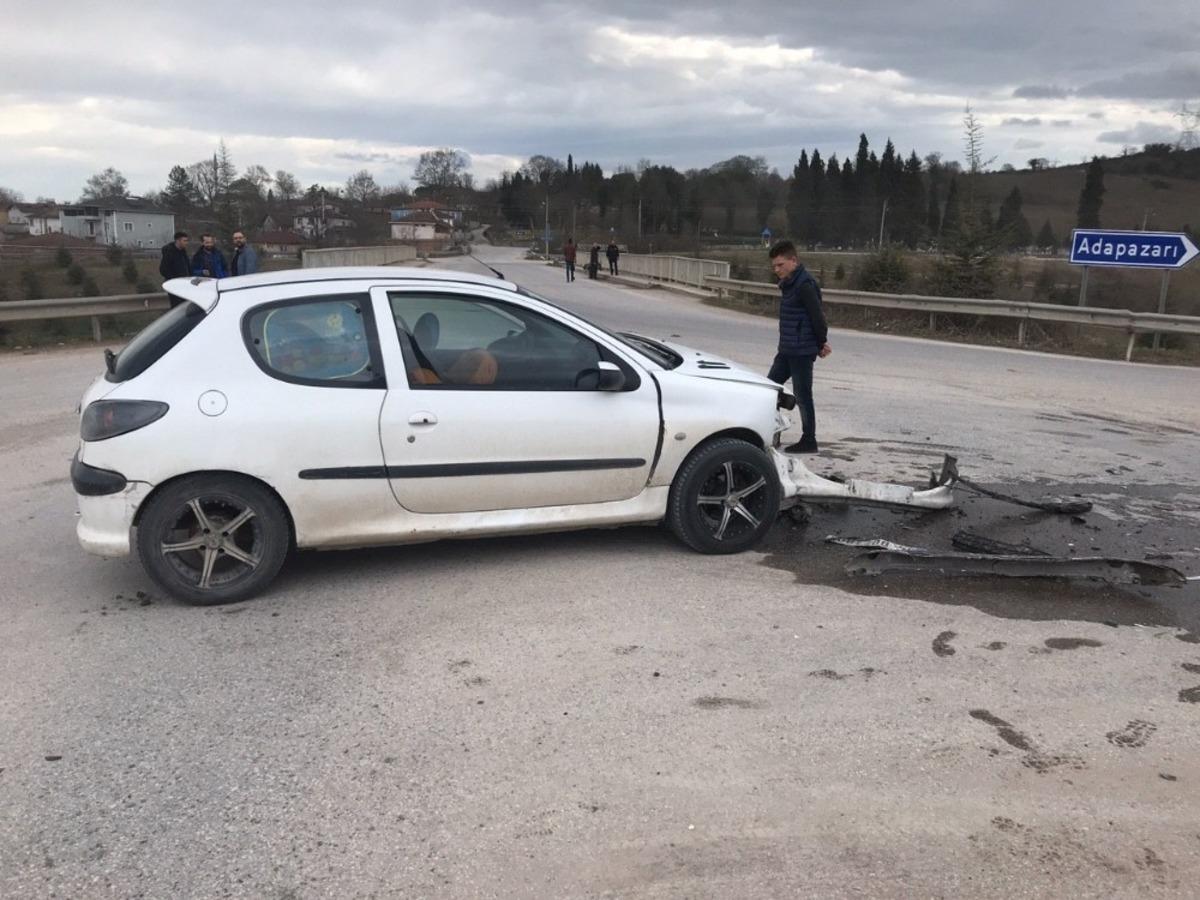 Sakarya&rsquo;da iki otomobil &ccedil;arpıştı: 6 yaralı