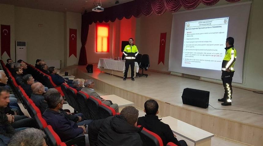 Trafik ekiplerinden okul servis şof&ouml;rlerine seminer