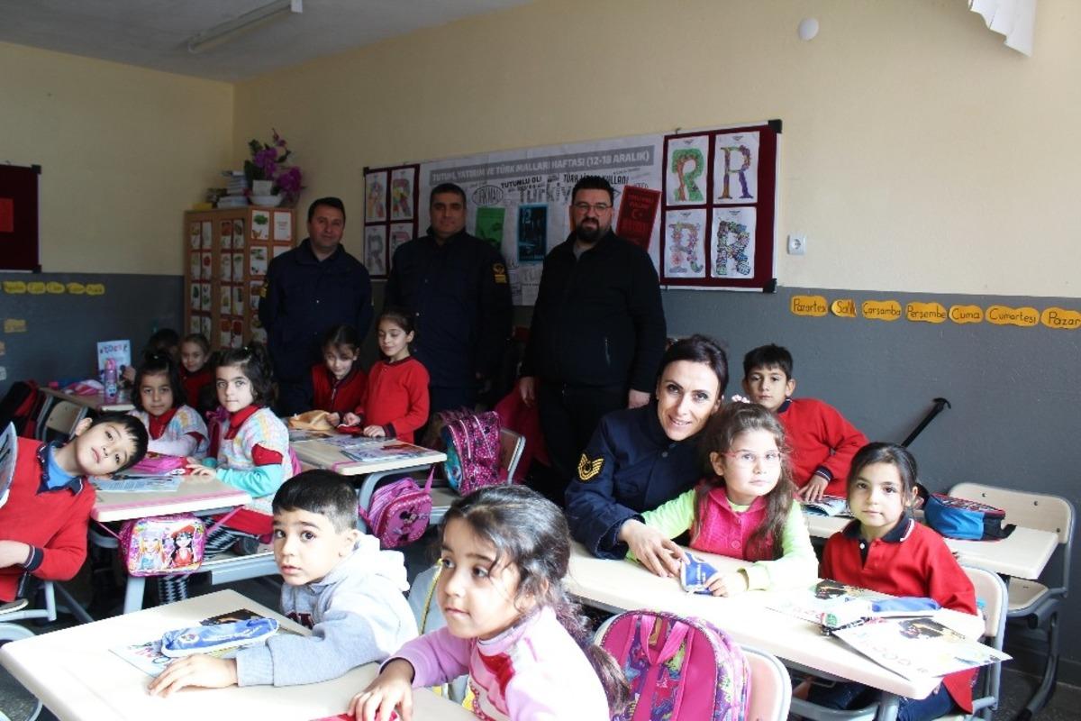 Jandarmanın d&uuml;zenlediği &lsquo;Huzur ve G&uuml;ven Uygulaması&rsquo; ile 206 okul ve &ccedil;evresi kontrol edildi