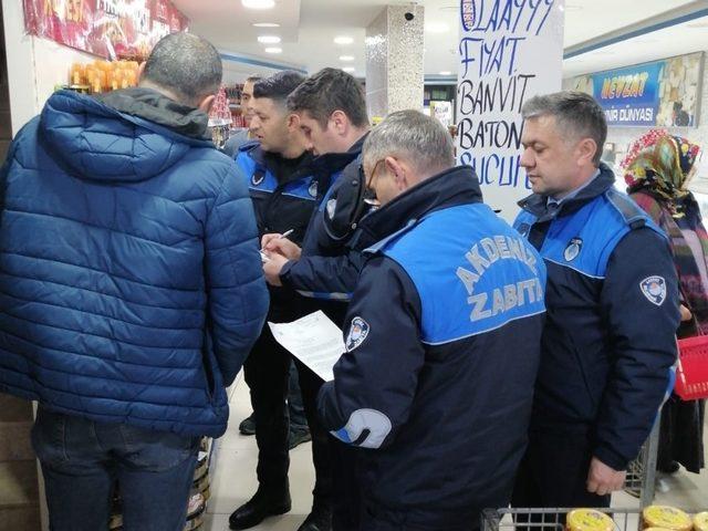 Akdeniz Belediyesi zabıta ekipleri marketleri denetledi