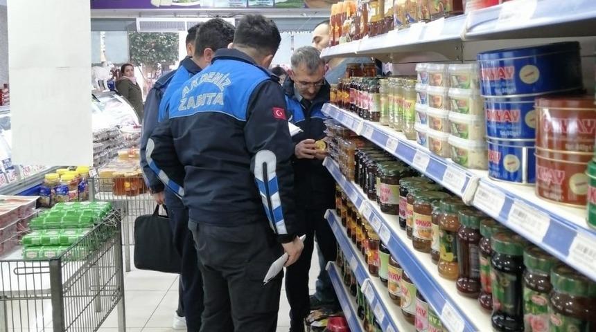 Akdeniz Belediyesi zabıta ekipleri marketleri denetledi