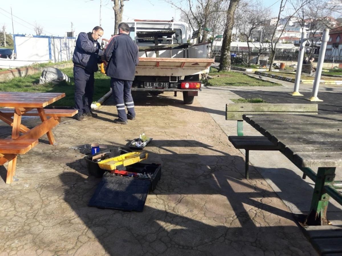 Ak&ccedil;akoca&rsquo;da yol ve parklarda &ccedil;alışmalar aralıksız devam ediyor