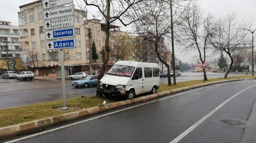 Ref&uuml;jdeki ağaca &ccedil;arparak durabildi