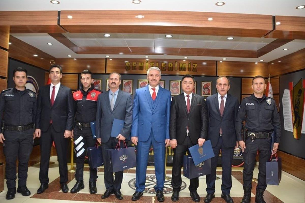 Ayın polisleri &ouml;d&uuml;llendirildi