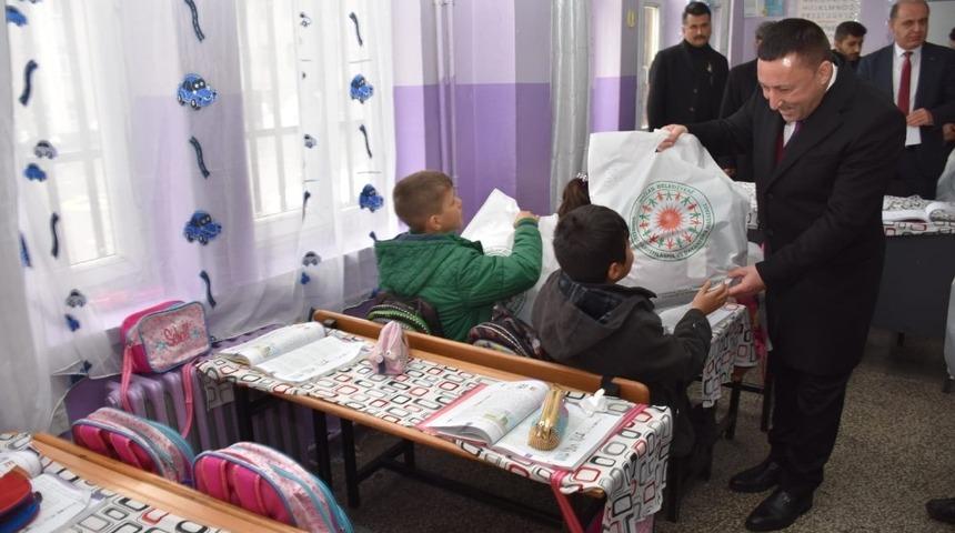 Bağlar Belediyesi yoksul &ouml;ğrencilere umut oldu