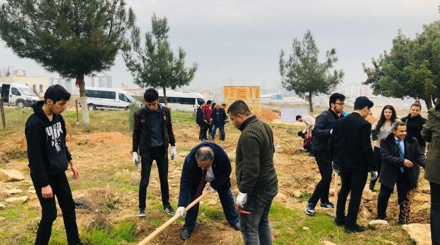 &Ccedil;ocuklar, &Ccedil;ocuk Hakları Hatıra Ormanına fidan dikti