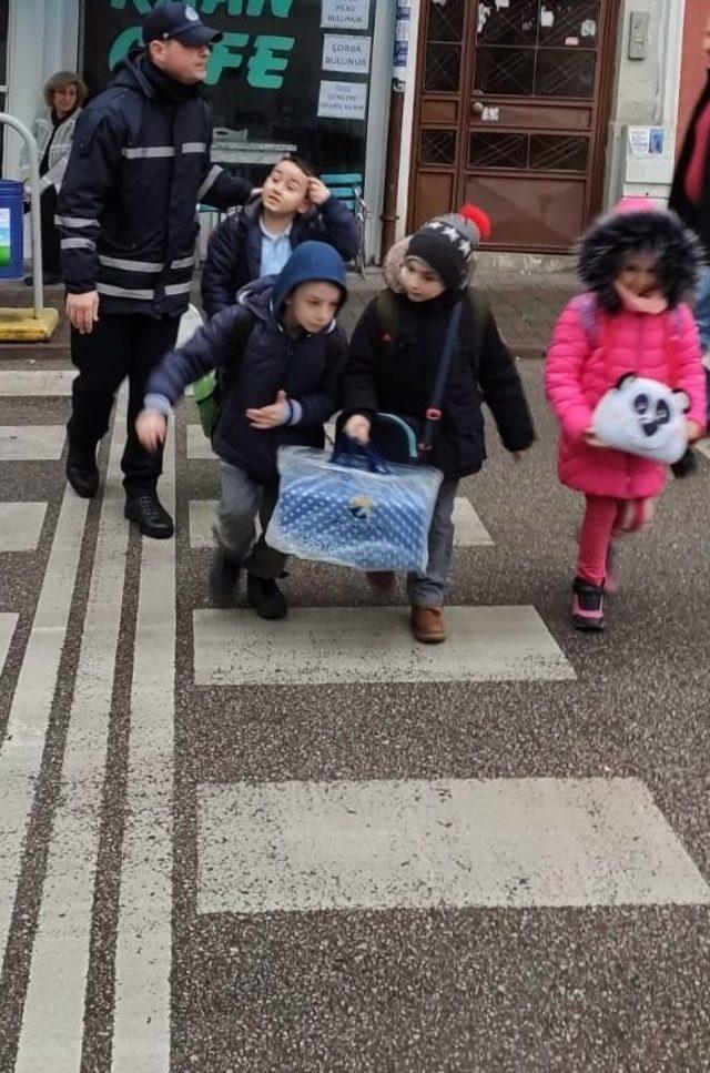 İzmit Zabıtası, okul önlerinde görev başında