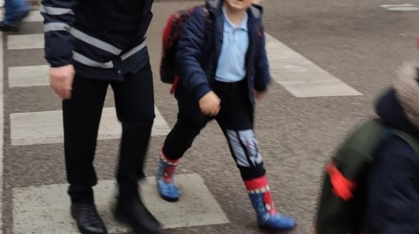 İzmit Zabıtası, okul &ouml;nlerinde g&ouml;rev başında