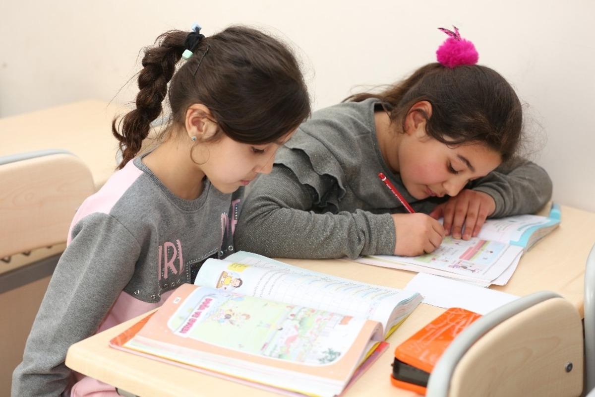 Başkan Atay&rsquo;ın eğitime desteğini s&uuml;rd&uuml;r&uuml;yor