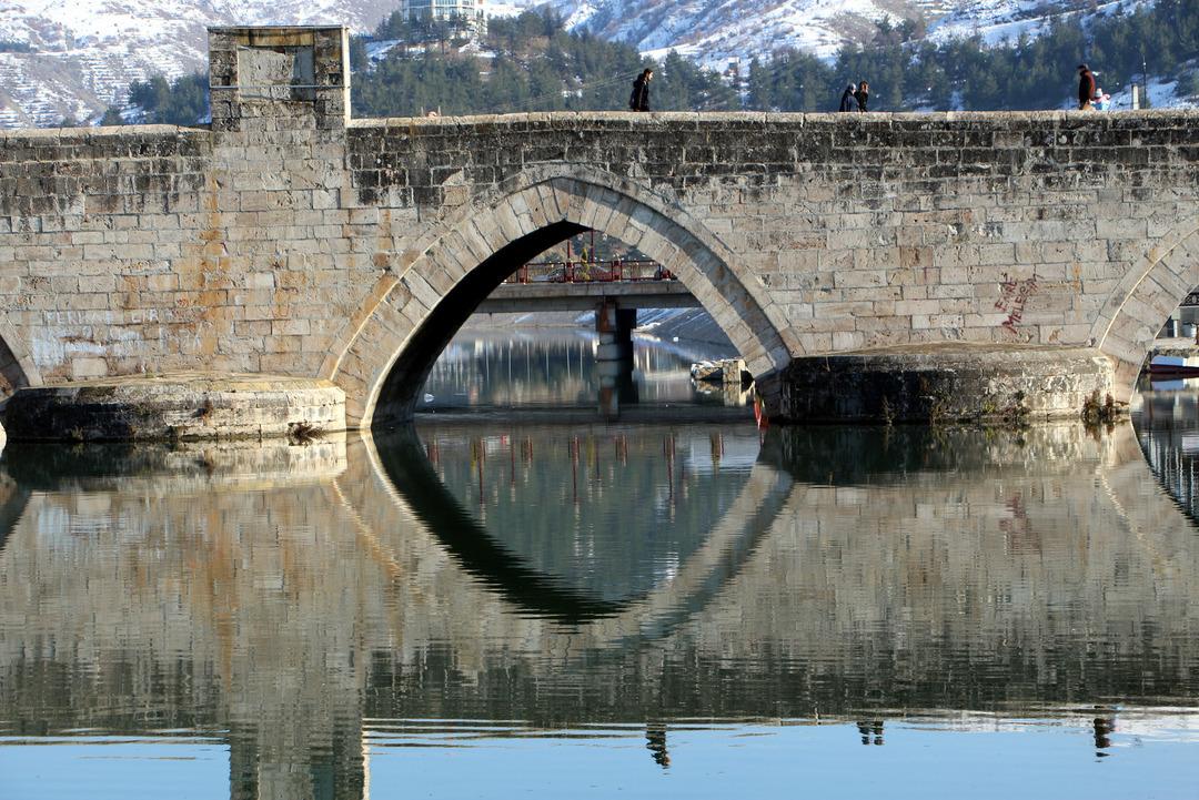 2013 yılında ara&ccedil; trafiğine kapatılmıştı! Hıdırlık K&ouml;pr&uuml;s&uuml; hikayesiyle şaşırtıyor