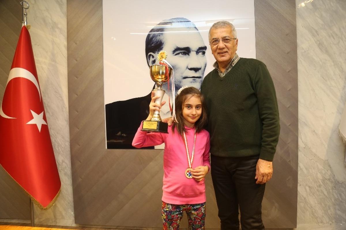 9 yaşında satran&ccedil; şampiyonu oldu, sevincini Başkan Tarhan&rsquo;la paylaştı
