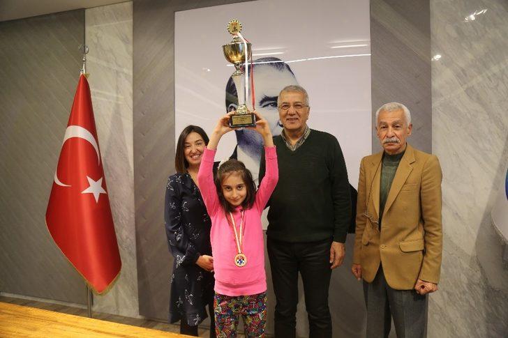 9 yaşında satranç şampiyonu oldu, sevincini Başkan Tarhan’la paylaştı G2