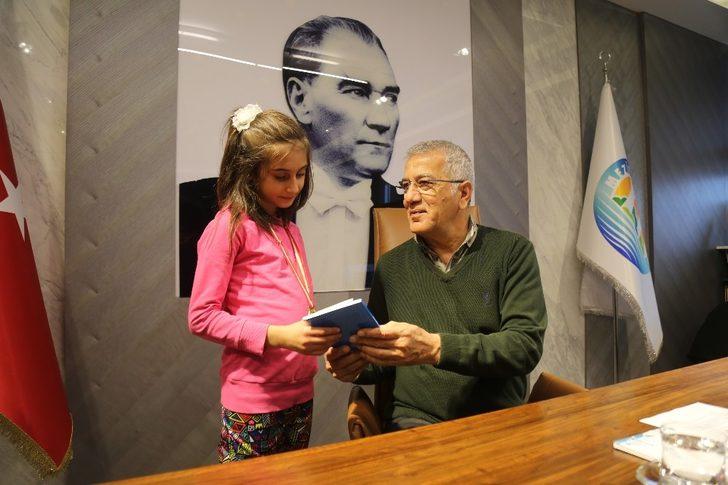 9 yaşında satranç şampiyonu oldu, sevincini Başkan Tarhan’la paylaştı G3