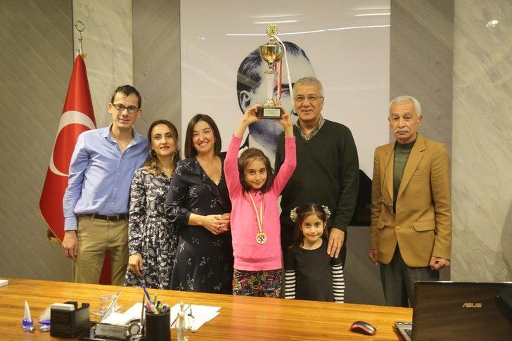 9 yaşında satranç şampiyonu oldu, sevincini Başkan Tarhan’la paylaştı G4