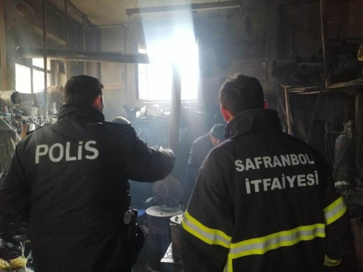 Tarihi d&uuml;kkanda &ccedil;ıkan yangın korkuttu