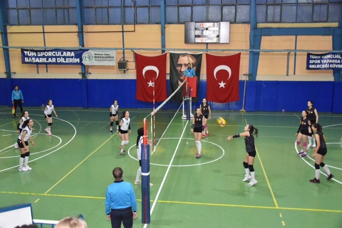 K&uuml;&ccedil;&uuml;k Kızlar Bilecik İl Şampiyonası t&uuml;m hızıyla devam ediyor