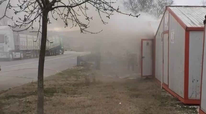 Yoksul vatandaşın barındığı konteyner yandı