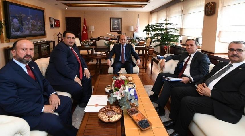 AK Partili milletvekili ve İl Başkanı Ulaştırma bakanı Turhan ile g&ouml;r&uuml;şt&uuml;