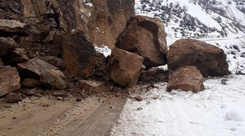 Heyelan sonrası yolu kapatan dev kayalar temizlendi