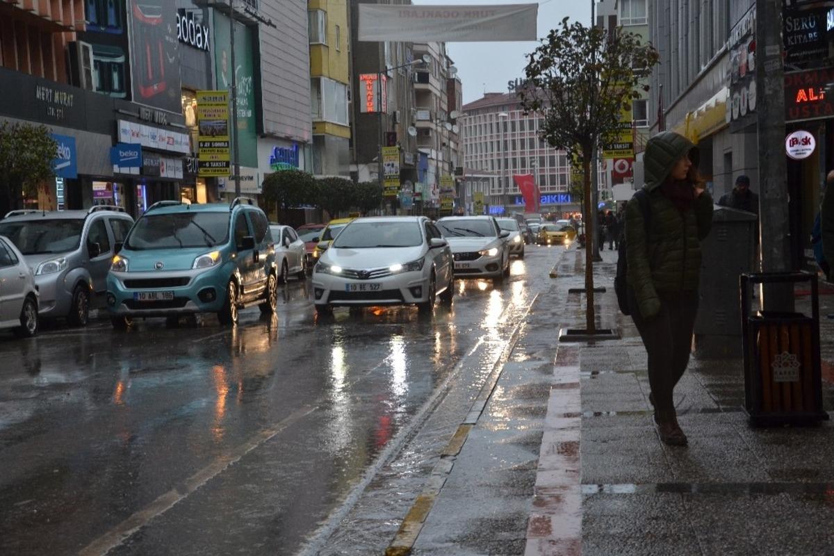 Balıkesir&rsquo;de beklenen sağanak yağışlar başladı