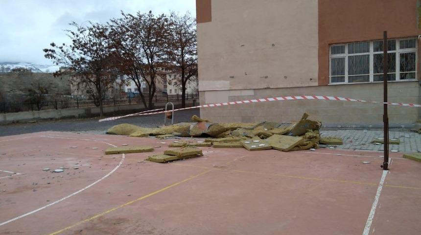 Şiddetli esen r&uuml;zgar, okulun dış kaplama malzemelerini yerinden s&ouml;kt&uuml;