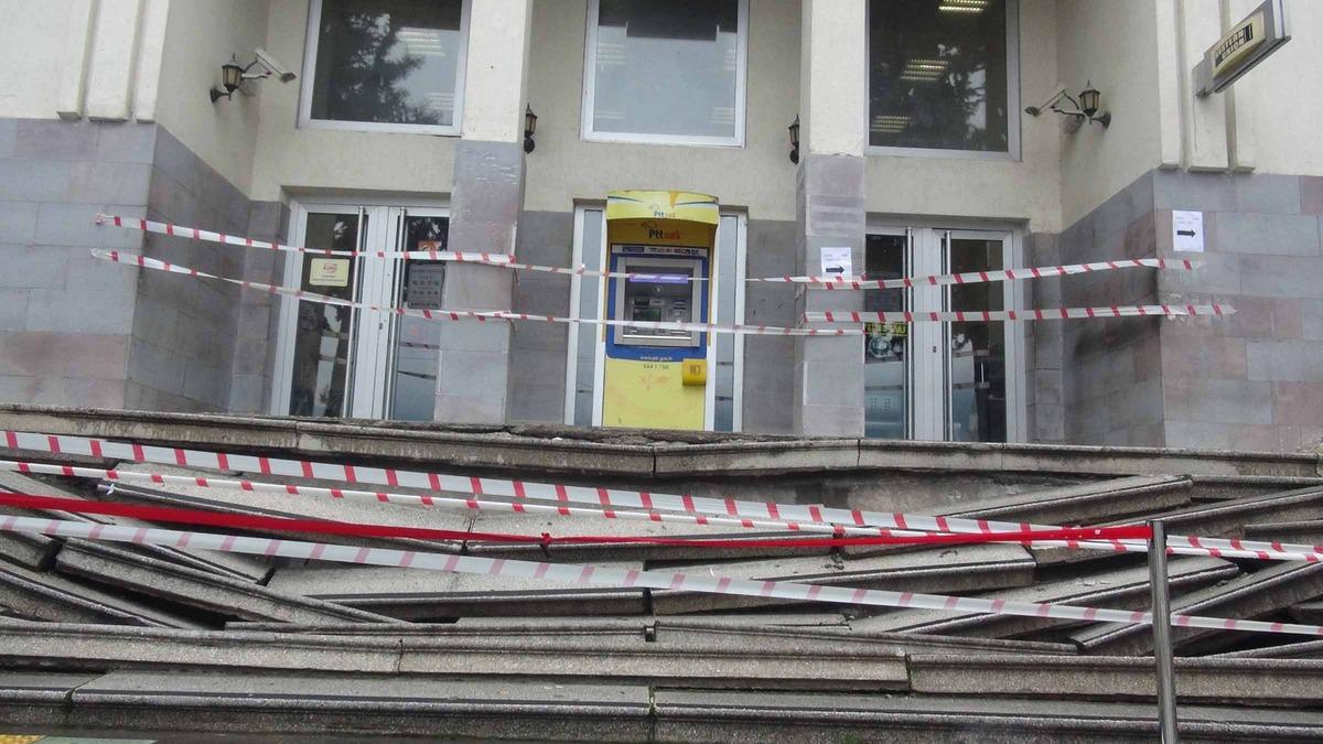 Hatay'da tarihi binanın merdivenleri &ccedil;&ouml;kt&uuml;