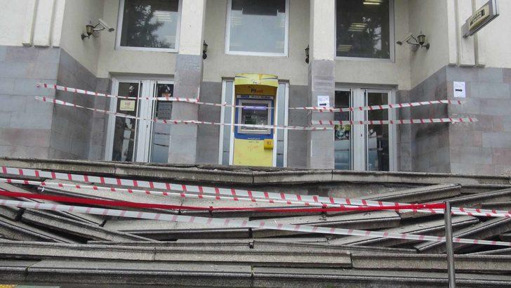 Hatay'da tarihi binanın merdivenleri çöktü G3