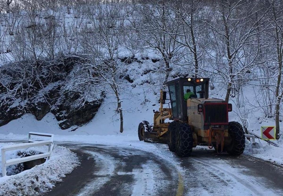 Hendek&rsquo;te karla m&uuml;cadele s&uuml;r&uuml;yor