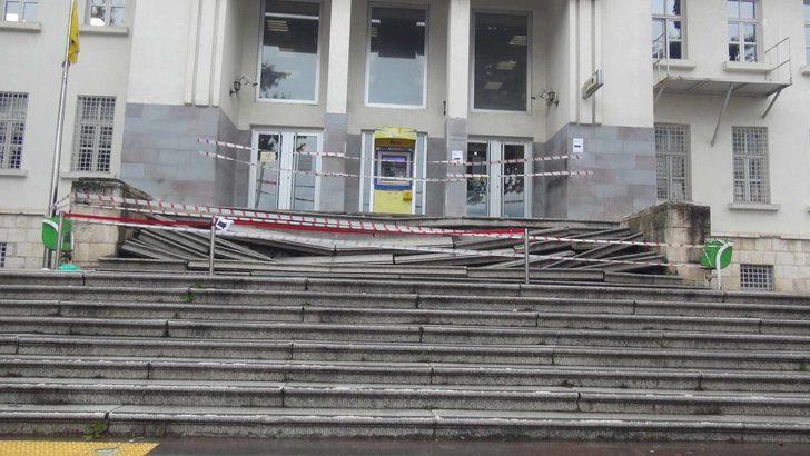 Hatay'da tarihi binanın merdivenleri çöktü G1