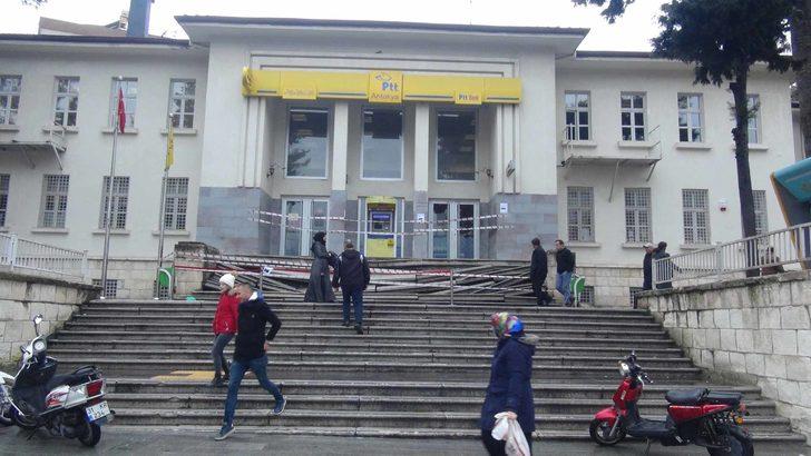 Hatay'da tarihi binanın merdivenleri çöktü G2