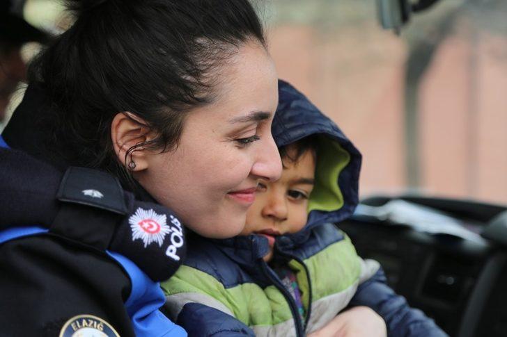 Depremzede çocuklara polisten şefkat eli G1