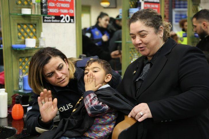 Depremzede çocuklara polisten şefkat eli G2