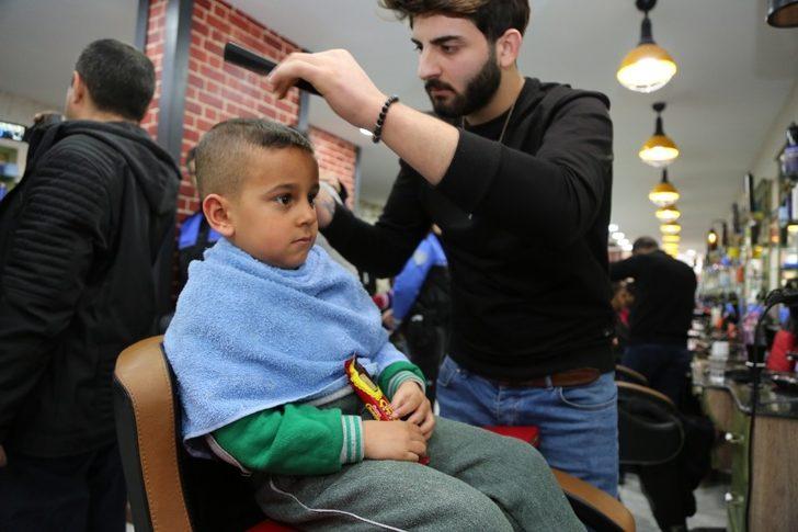 Depremzede çocuklara polisten şefkat eli G3