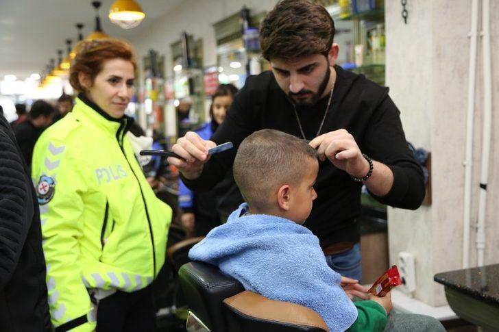 Depremzede çocuklara polisten şefkat eli G4