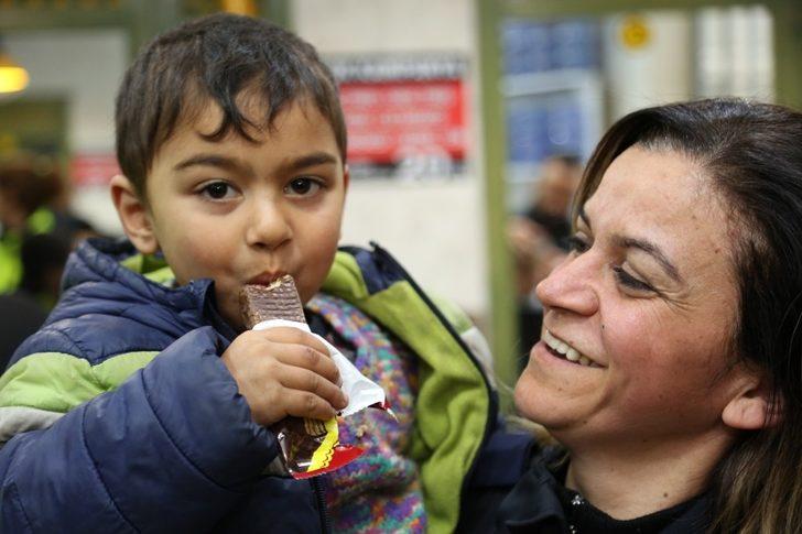 Depremzede çocuklara polisten şefkat eli G5