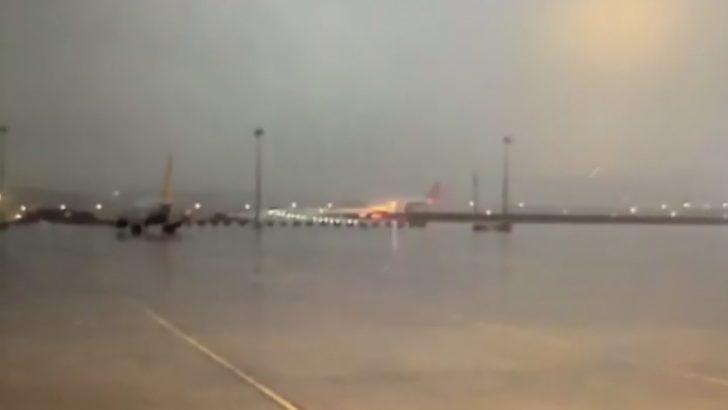 Sabiha Gökçen'de Pegasus'a ait pistten çıkan uçağın gündüz görüntüleri G1