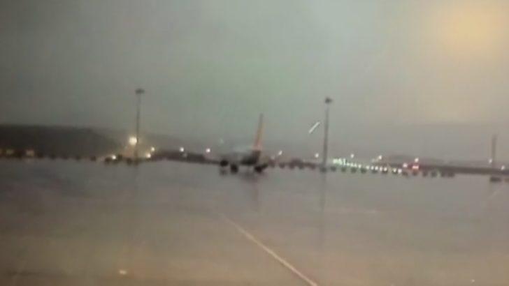 Sabiha Gökçen'de Pegasus'a ait pistten çıkan uçağın gündüz görüntüleri G2