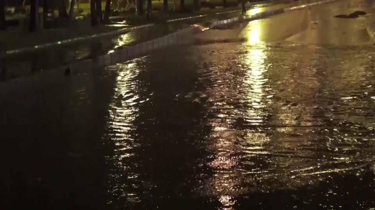 Kuşadası&rsquo;nda sağanak yağmur etkili oldu